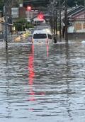 大雨で家屋倒壊、車漬かる被害