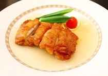 鶏肉のレモンソース　掛け夏野菜添え