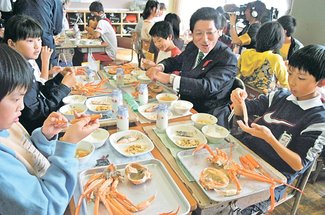 ＜人生のあとさき＞分家静男さん（１０）初代射水市長<br />まちづくり／新湊独自の個性伸ばす