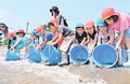 ヒラメの稚魚、夏の海に放流　氷見・高岡で計２万５００匹