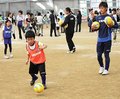 園児とミニゲーム　カターレ、富山でサッカー教室