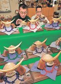 「すくすく育って」　氷見・安靖作業所製作、願い込めてかぶと飾り作り