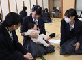 子育ての楽しさ学ぶ　南砺福野高生、市内の親子招き授業