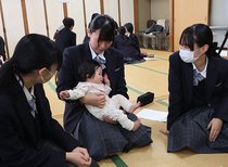 子育ての楽しさ学ぶ　南砺福野高生、市内の親子招き授業