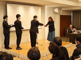 多様性推進へ決意　県の企業成長塾、２９社が修了