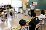 会食中には栄養教諭によるクイズもあった