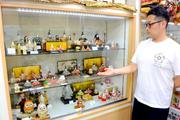 　「孔雀雛」などを展示するコーナーに立つ塚田真弘さん＝東京都墨田区