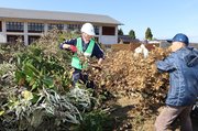 枝を自動車から降ろす作業に力を貸す砺波高校生（中央）