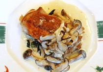 トマトリゾット詰めローストチキン　キノコのクリームソース