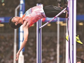 走り高跳びの「背面跳び」なぜ有利？　記者が高校物理でひもとく