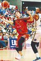富山-宇都宮 第1Q、相手選手と競り合いながらボールを追う富山の宇都(左)