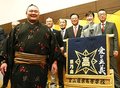 朝乃山「来年は今年よりいい年に」　母校から化粧まわし