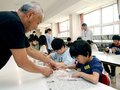 和紙アートで富山の海表現　立山町の和紙職人が地元児童と共同制作、万博の県ブースで６月展示