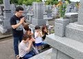 先祖に手を合わせ　県内、お盆の墓参り