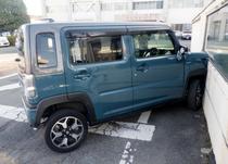 警察署の塀に車突っ込む