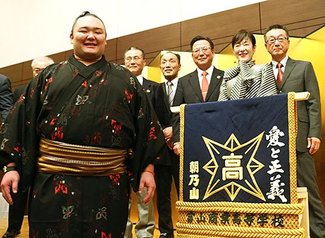 朝乃山「来年は今年よりいい年に」　母校から化粧まわし