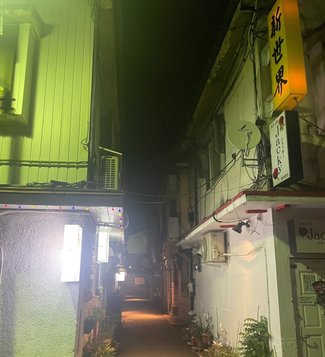 レトロな街角 ぶらり散歩（下）　往時の面影残す石垣や格子　昭和ロマンあふれる夜の街も