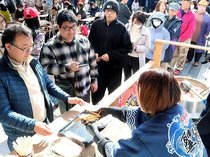 タラ汁やカニ汁、熱々の一杯味わう　朝日・ヒスイテラスで鍋フェス