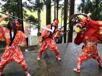 青年会の思い実り６年ぶりに獅子舞披露　砺波・徳万地区