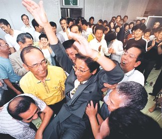 ＜人生のあとさき＞分家静男さん（7）初代射水市長<br />新湊市長選挙／保守分裂の激戦制す