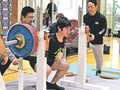 筋力自慢に歓声　入善町記録会、スクワットやベンチプレス