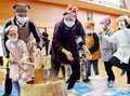 収穫したもち米「おいしい」　富山・朝日小児童、住民と餅つき