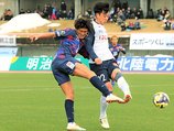 富山－甲府　前半、相手と競り合いながらシュートを放つ武