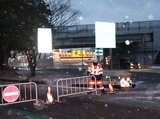 通行止めのゲートが設置される北陸道富山インターチェンジの入り口＝１１日午後５時ごろ、富山市黒崎