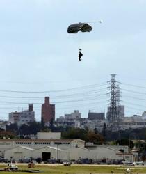 米軍、嘉手納で降下訓練