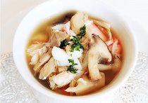 白子のフラン　キノコとズワイガニのコンソメがけ