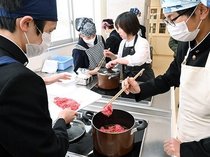 「氷見牛すき煮」おいしい　氷見・南部中生が豊かな地元食材で調理