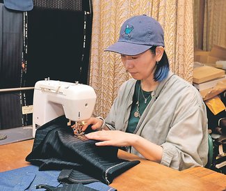 ＜未来へつなＧＯ！＞イシクロコモノテン代表・稲垣晶紀さん（南砺市）<br />受け継いだ生地で小物