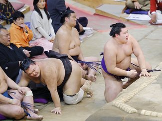 朝乃山ヒヤリ、勝ち越し王手　大相撲九州場所１０日目