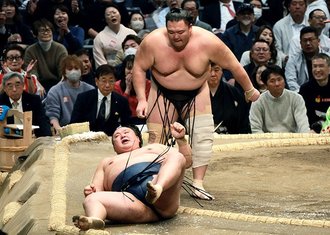 朝乃山、粘り腰で再び白星先行　大相撲春場所９日目