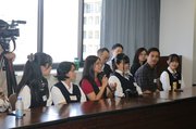 富山市のまちづくりについて意見交換する海外の行政官と高校生＝県民会館