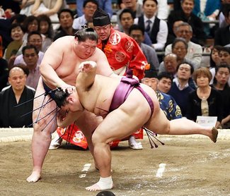 朝乃山５敗目、逸ノ城に屈す　春場所１２日目