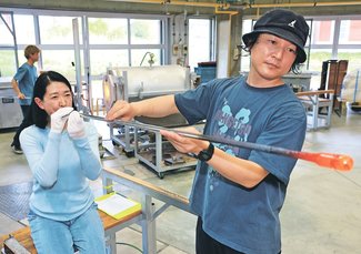 紺野さんがやってみた（２）吹きガラス体験<br />富山ガラス工房（富山市西金屋）