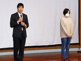 上映に先立ちあいさつする（左から）森井さんと和田さん