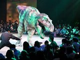 恐竜たちが現代によみがえったかのように迫力満点に動き回るディノアライブ＝氷見市芸術文化館