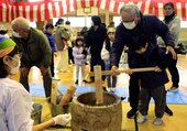声をかけ合いながら餅をつく参加者＝下立まちおこしセンター体育館