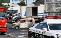 静岡でトラック１７台燃える