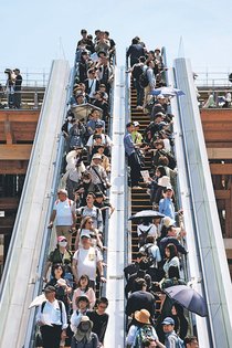 エスカレーター片側空け解消なるか　大阪発祥乗り方、万博では２列定着