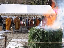縁起物を燃やし１年の無事感謝　石川、倶利迦羅不動寺