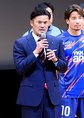 サポーターに向け、壇上であいさつする小田切監督