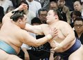朝乃山 玉鷲に押し出され５敗目　九州場所９日目