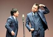 　漫才を披露する「爆笑問題」の田中裕二（左）と太田光＝東京都内