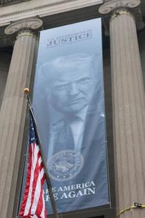 司法省にトランプ氏の巨大垂れ幕