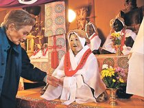 おんば様、白装束新調　立山町「芦峅女性の会」、閻魔堂で着せ替え