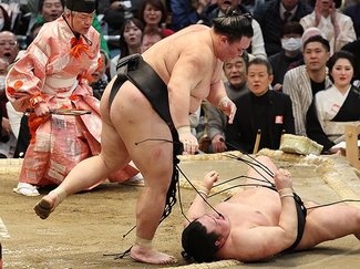 朝乃山、粘り勝ち五分に　大相撲春場所１０日目