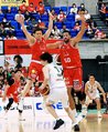 富山-神戸 第4Q、飛び上がって相手をマークする藤永(左)とワット